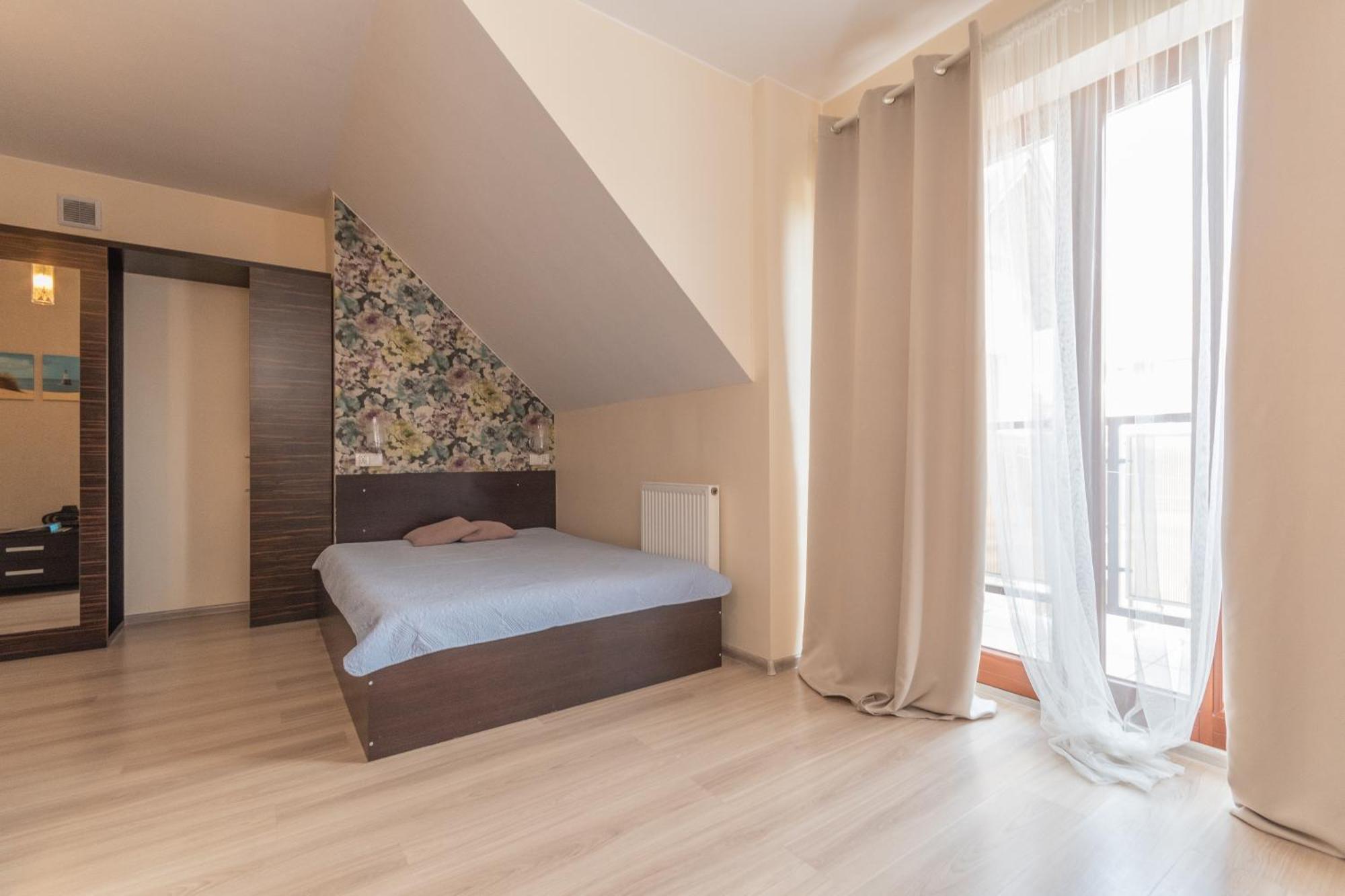Lazurowy Dwor - Oraz Z Basenem I Parkingiem Bed & Breakfast